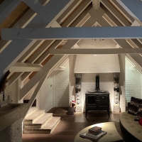 Rustieke Vlaamse Stenen Schouw En Oude Voederbak in Airbnb Keuken