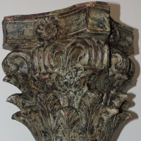 Detail de colonnes ancienne en bois avec belle patine.