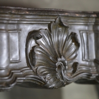 Franse Louis XV schouw in steen met patina