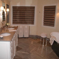 美丽的浴室采用 La Maison Leon Van den Bogaert 的旧 Campan Green 大理石制成。