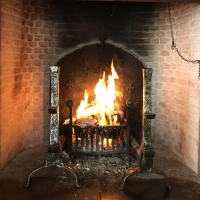 Plaque de cheminée et pair de chien pour le feu