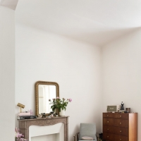 Antieke marmeren schouw in een appartement geplaatst