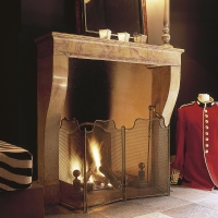 漂亮的小壁炉，采用双色法式石材制成，安装在燃气上。