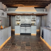 Blackstad Architetcs Ibiza 项目厨房顶部的旧大理石