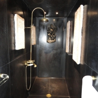 黑色大理石淋浴间。