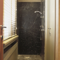 Ancient Surfaces in vintage marble plates by la Maison Leon Van de Bogaert for shower.