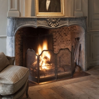 美丽的旧法式石壁炉由 Maison leon Van den Bogaert 交付和安装